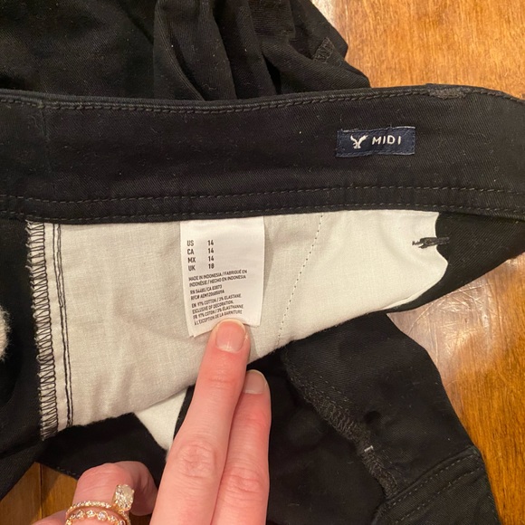 Black Midi AE Shorts - Picture 3 of 3